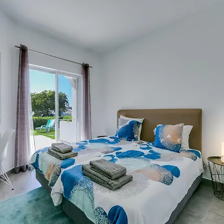 Luxury 3 Bedroom Apartment, Pool Garden Views