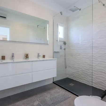 Luxury 3 Bedroom Apartment, Pool Garden Views