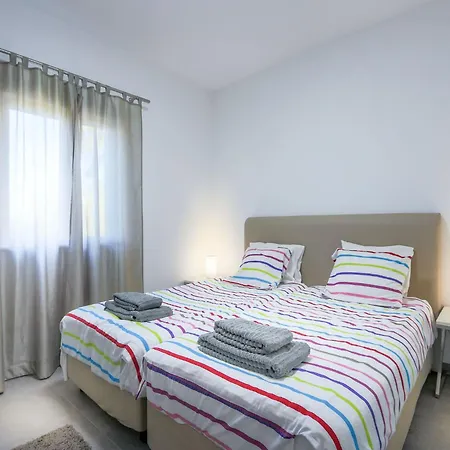 Luxury 3 Bedroom Apartment, Pool Garden Views Lägenhet