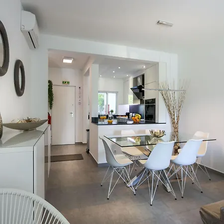 Apartment Luxury 3 Bedroom Apartment, Pool Garden Views