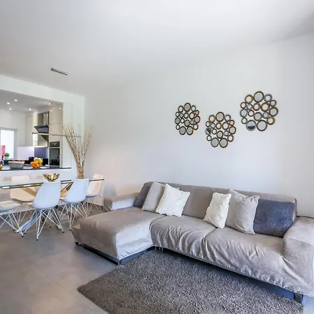 Luxury 3 Bedroom Apartment, Pool Garden Views Lägenhet *