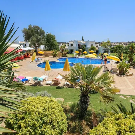 Luxury 3 Bedroom Apartment, Pool Garden Views * Albufeira
