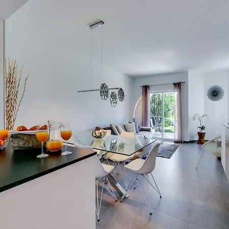 Luxury 3 Bedroom Apartment, Pool Garden Views شقة البوفيرا