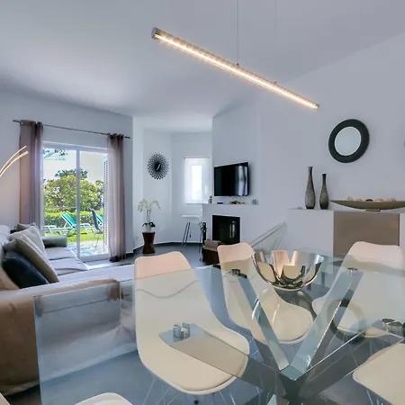 Luxury 3 Bedroom Apartment, Pool Garden Views شقة
