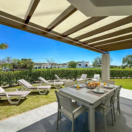 Luxury 3 Bedroom Apartment, Pool Garden Views شقة البوفيرا
